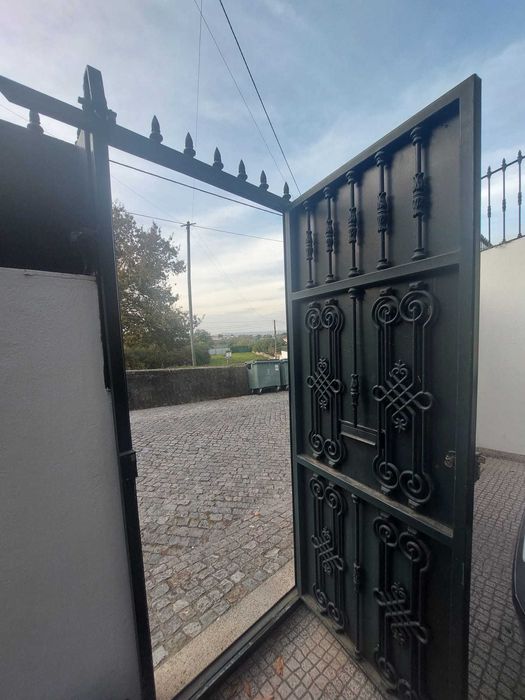 Portão de ferro trabalhado de correr