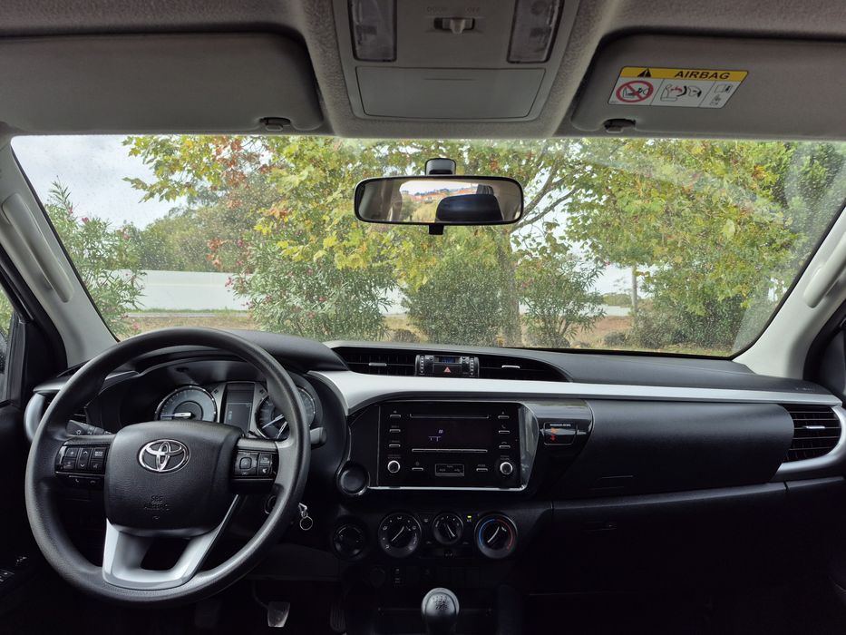 Toyota Hilux 2.4D-4D 4X4 - 2024 - 5 LUGARES - 12.000KM