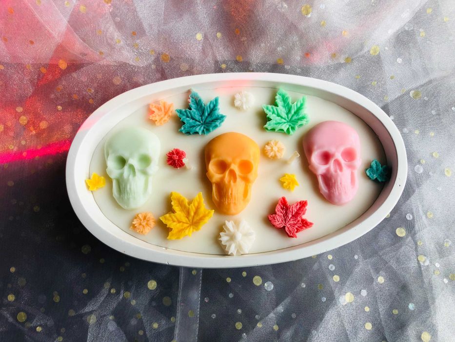 Świeca, świeczka w owalnym gipsowym pojemniku - halloweenowe czaszki