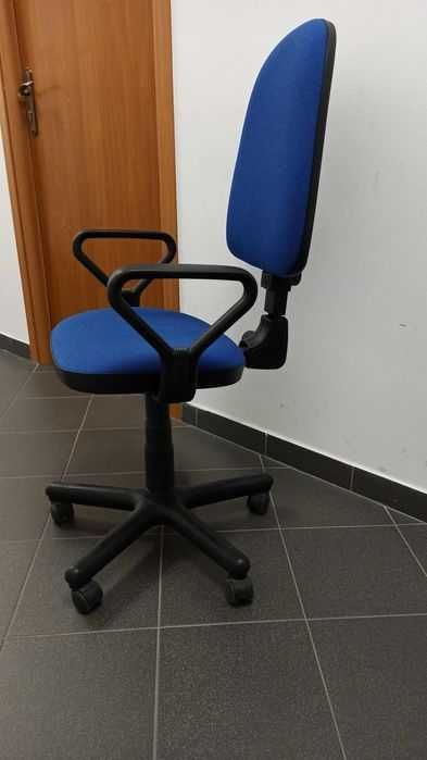Krzesło biurowe niebieskie