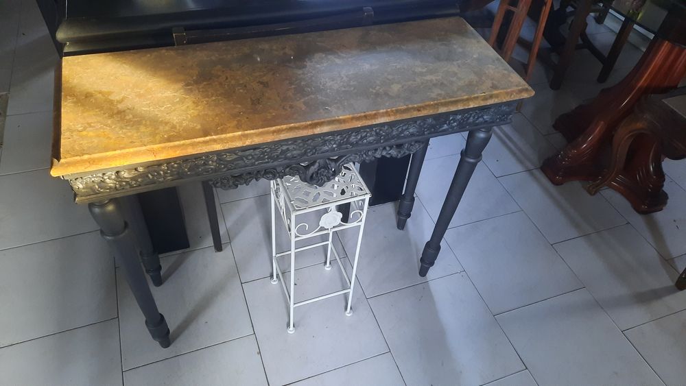 Mesinha, Estátua e móvel