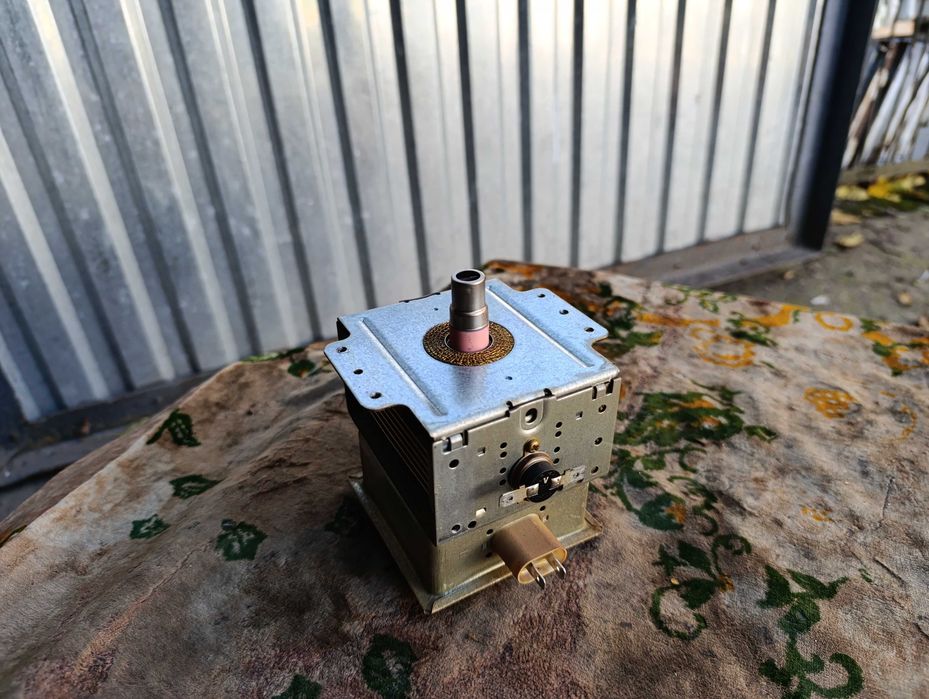 Магнетрон мікрохвильовки Toshiba 2M240J (IF) . Магнетрон микроволновки