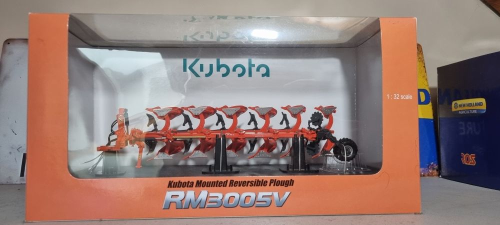 Pług Kubota RM3005V Universal Hobbies 1:32  (ROS, Wiking, Siku)