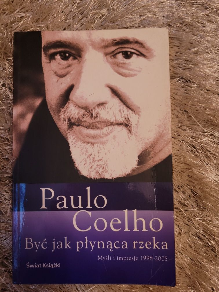 Książka " Być jak płynąca rzeka " Paulo Coelho.