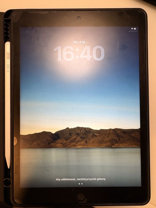 iPad 9 gen 64 GB WiFi 2021 + case z klawiaturą