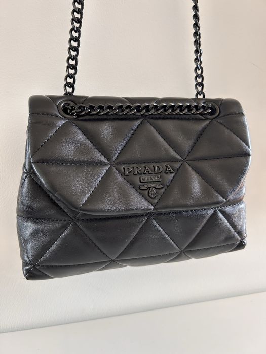 Carteira Prada muito bonita usada 2 vezes, preta e com alça regulavel.