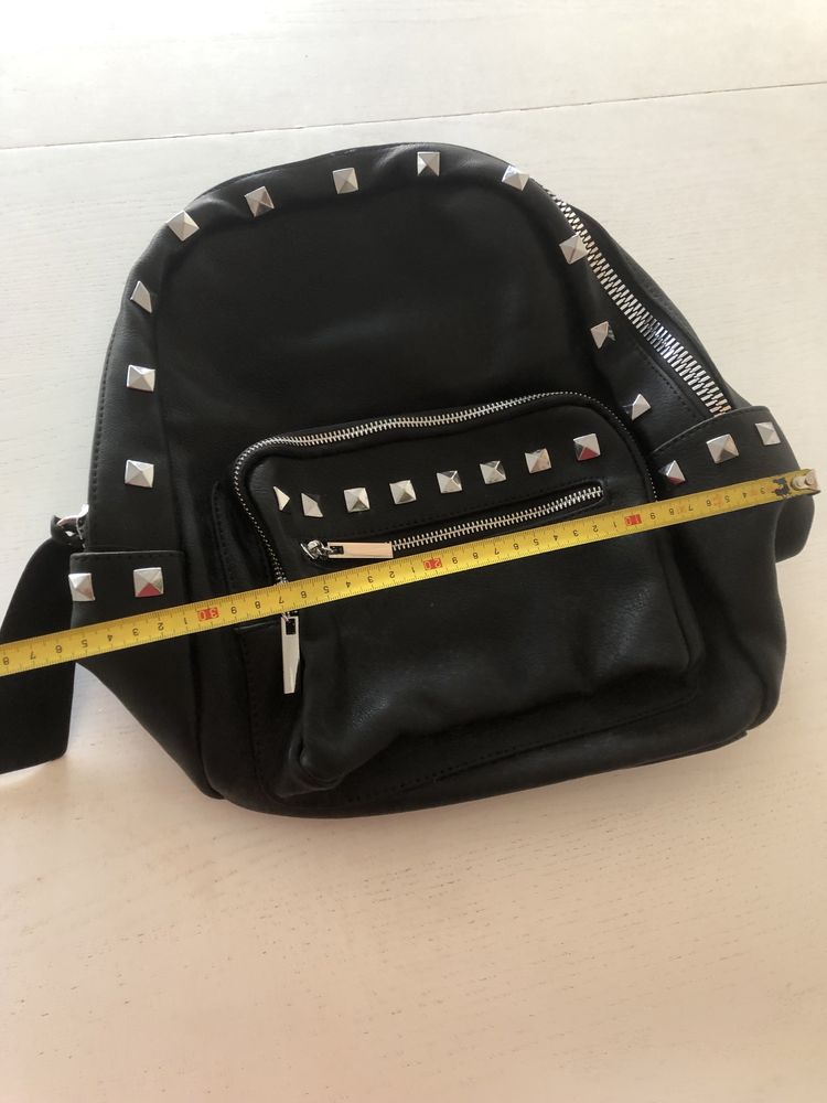 Mochila com tachas - muito espaçosa e com muitos bolsos dim. nas fotos