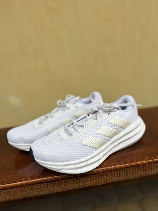 Кросівки adidas, білі — розмір EU 39⅓ (24,5 см)