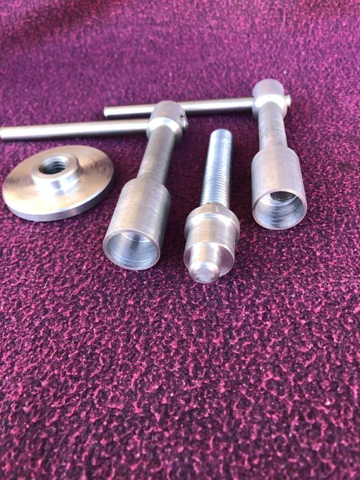 Винтовой замок на шпугу,петли дверные