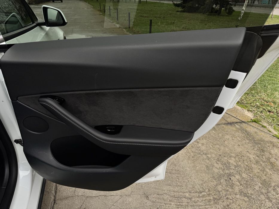 Tesla y, в гарному стані