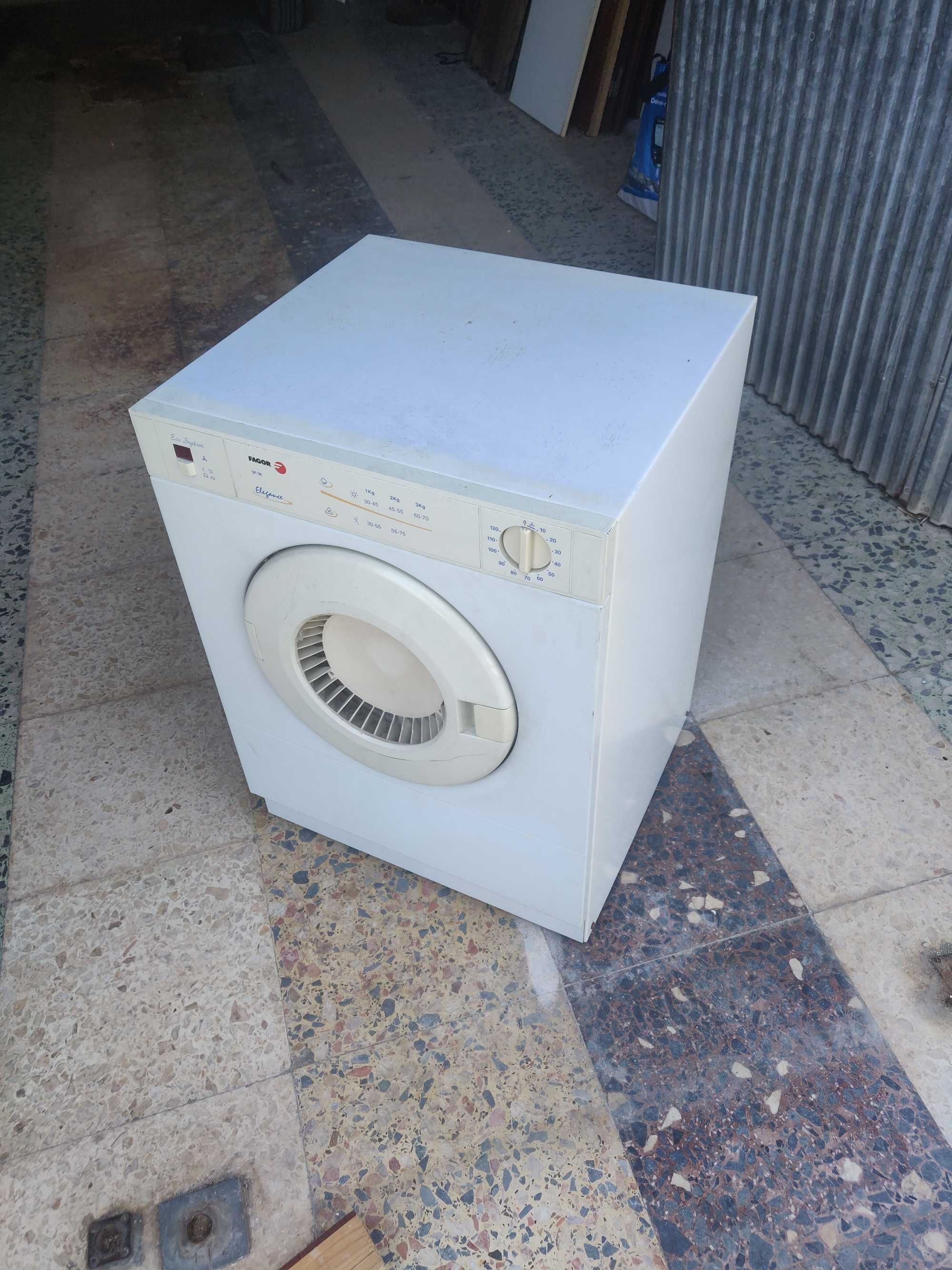 máquina de secar a roupa