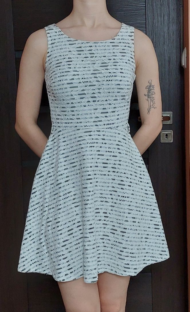 Rozkloszowana sukienka mini