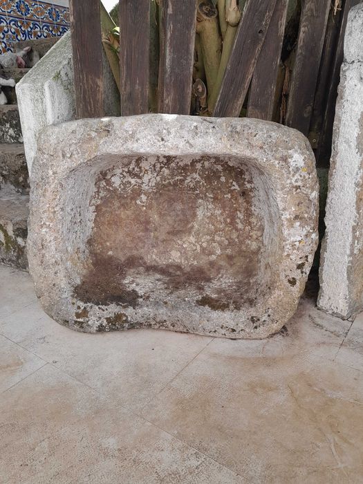 Pia de pedra / bebedouro de animais