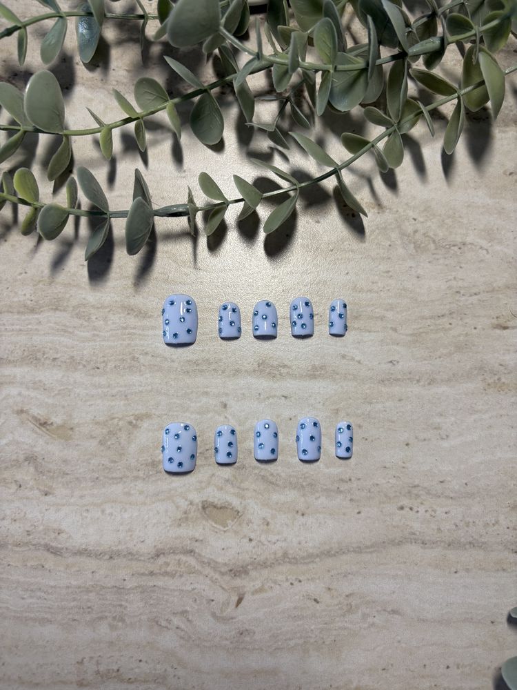 Tipsy, press-on nails