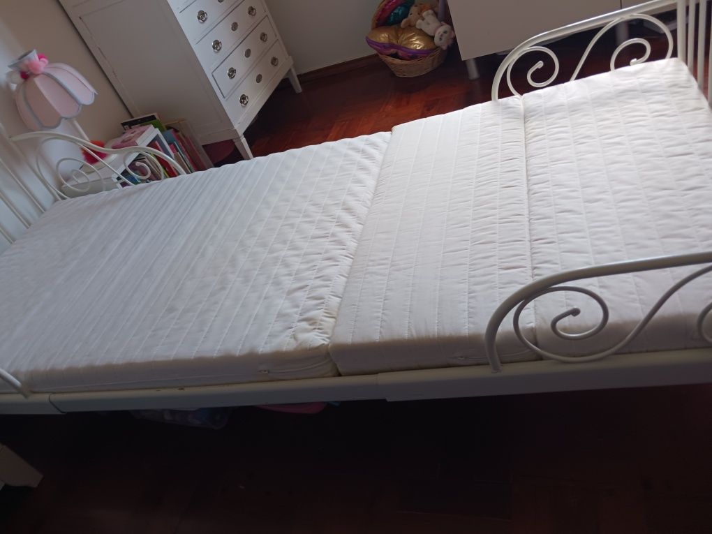 Cama Ikea, de ferro, branca, criança, extensível, com colchão.