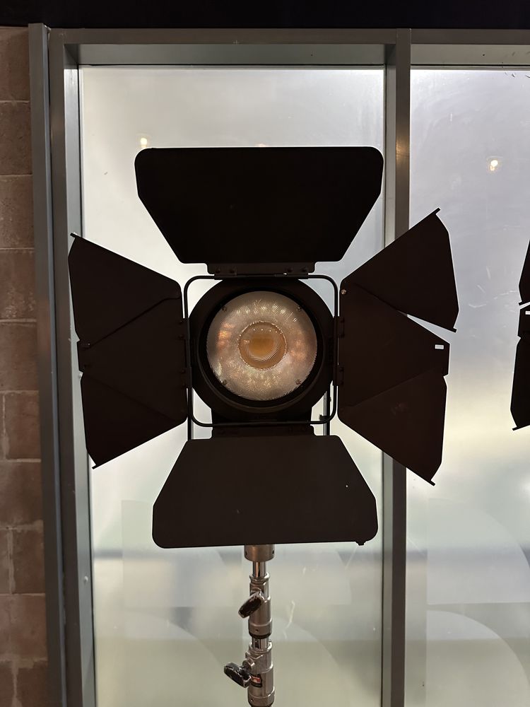 lampy led fresnel Rayzr 7 300w z bateria siwtlo filmowe jak arri