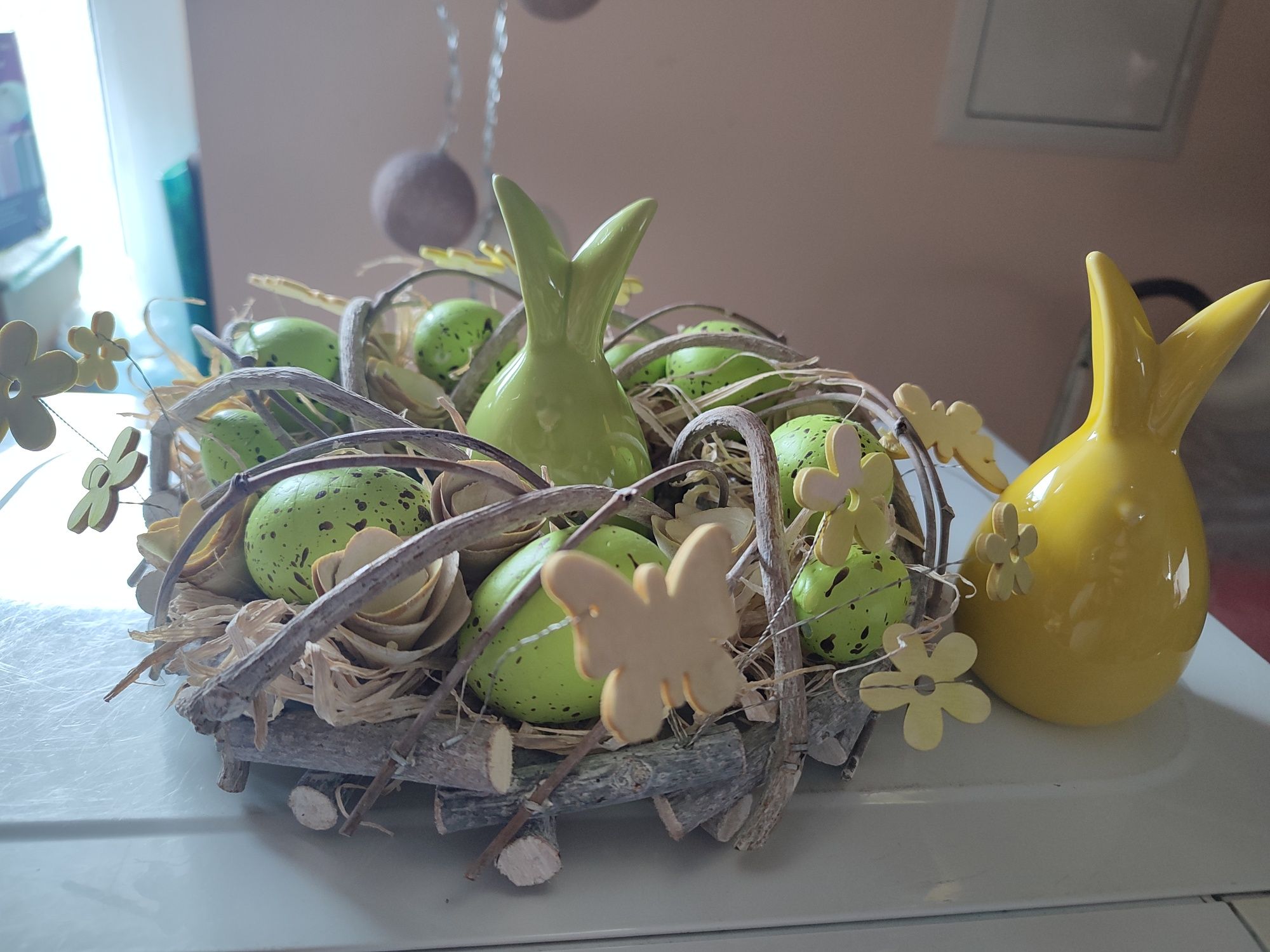 Wianek wielkanocny na stół i dwa zajączki ceramiczne.Nowe.