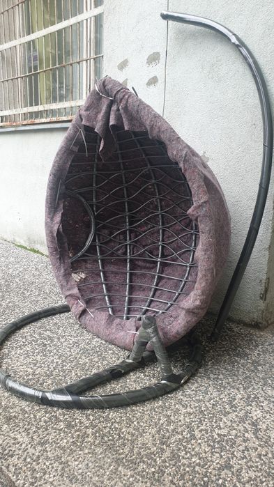 Szary fotel wiszący na balkon, taras. Huśtawka ogrodowa, kokon.