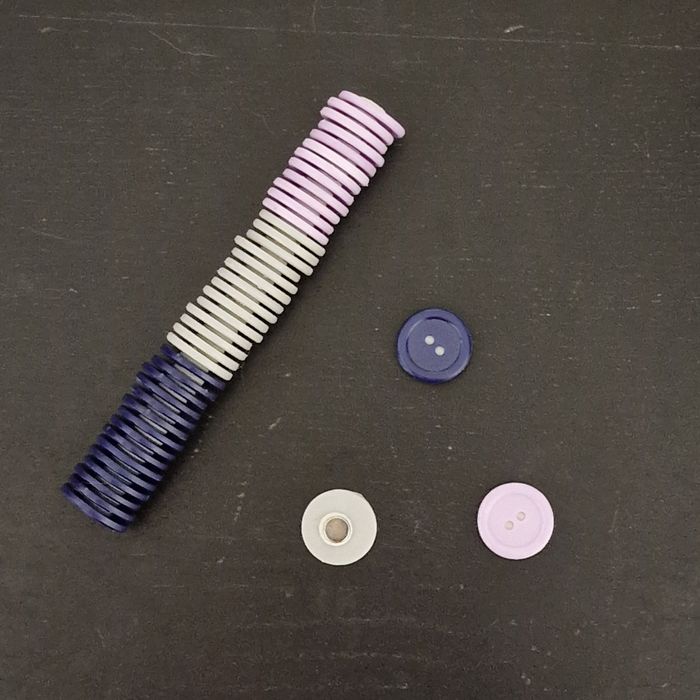 44 x magnesy w kształcie guzików. Trzy kolory. Śr. 1,7 cm