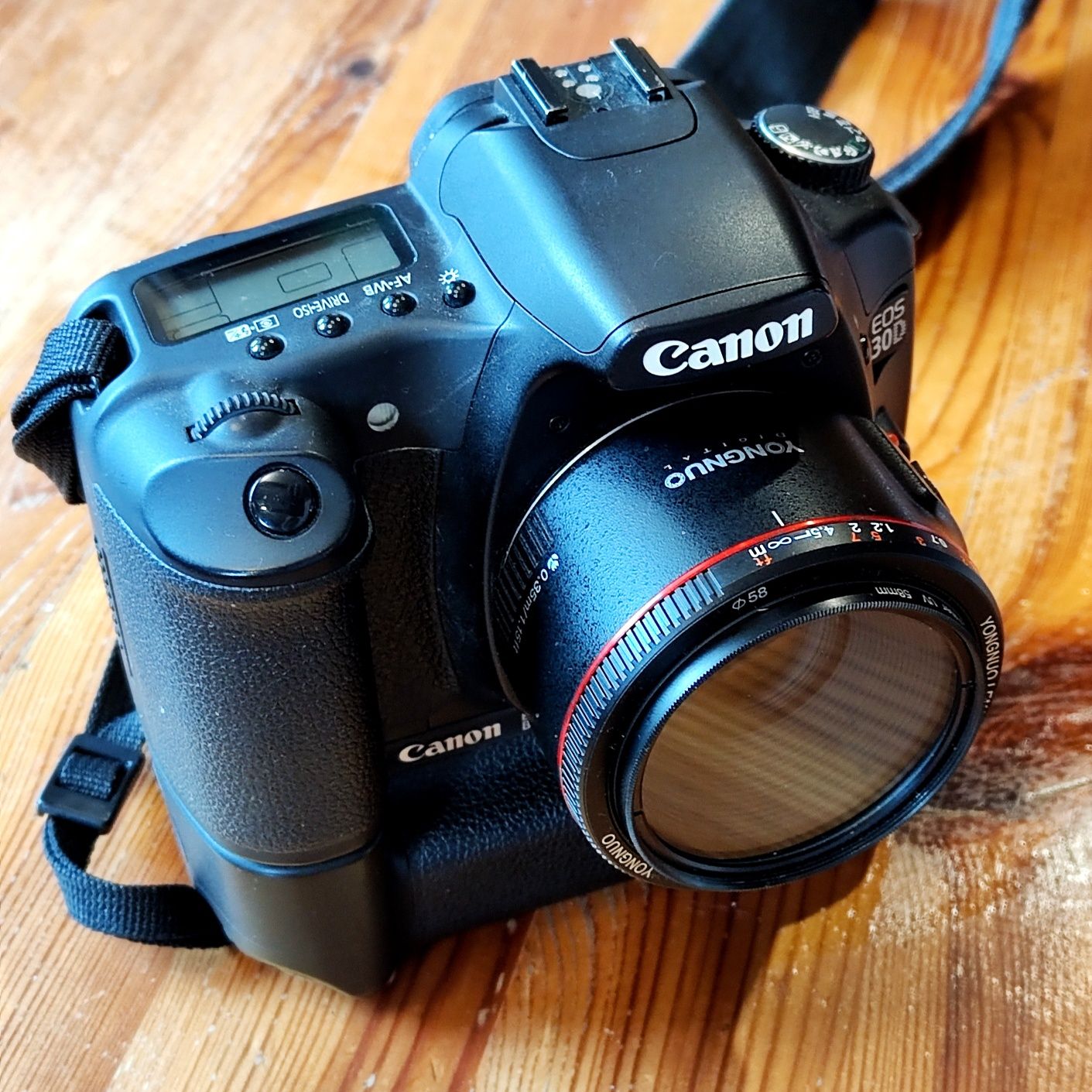 Canon Eos 30D + Grip + Yongnuo AF 50mm 1,8