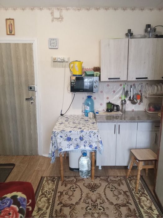 Гарна кімната у секції гуртожитку на 2 сімʼї. Хороший стан, є санвузол