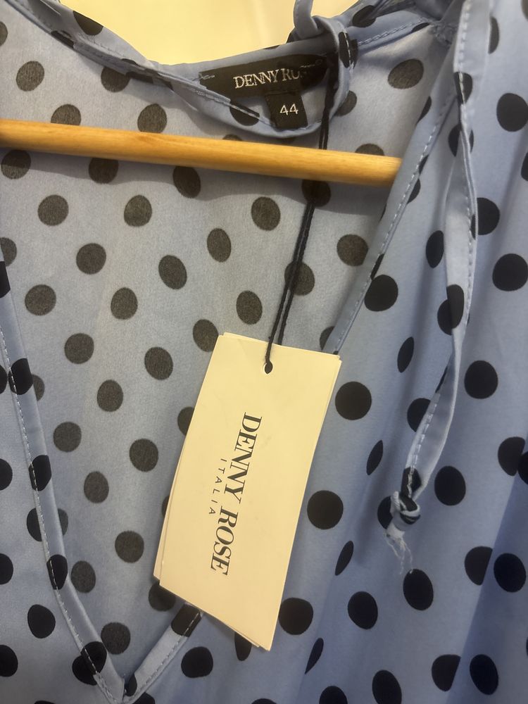 Vestido Denny Rose cetim azul, saia plissada e manga drapeada com folh