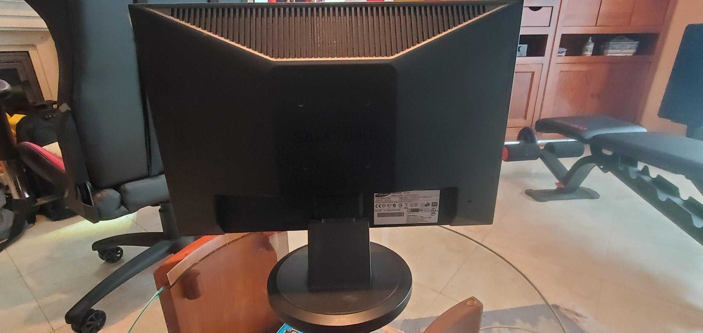 Vendo Monitor VGA Samsung 19'', modelo 923NW. Com cabos incluídos.