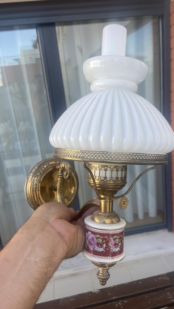 Candeeiro de tecto para sala com oferta de um aplique.