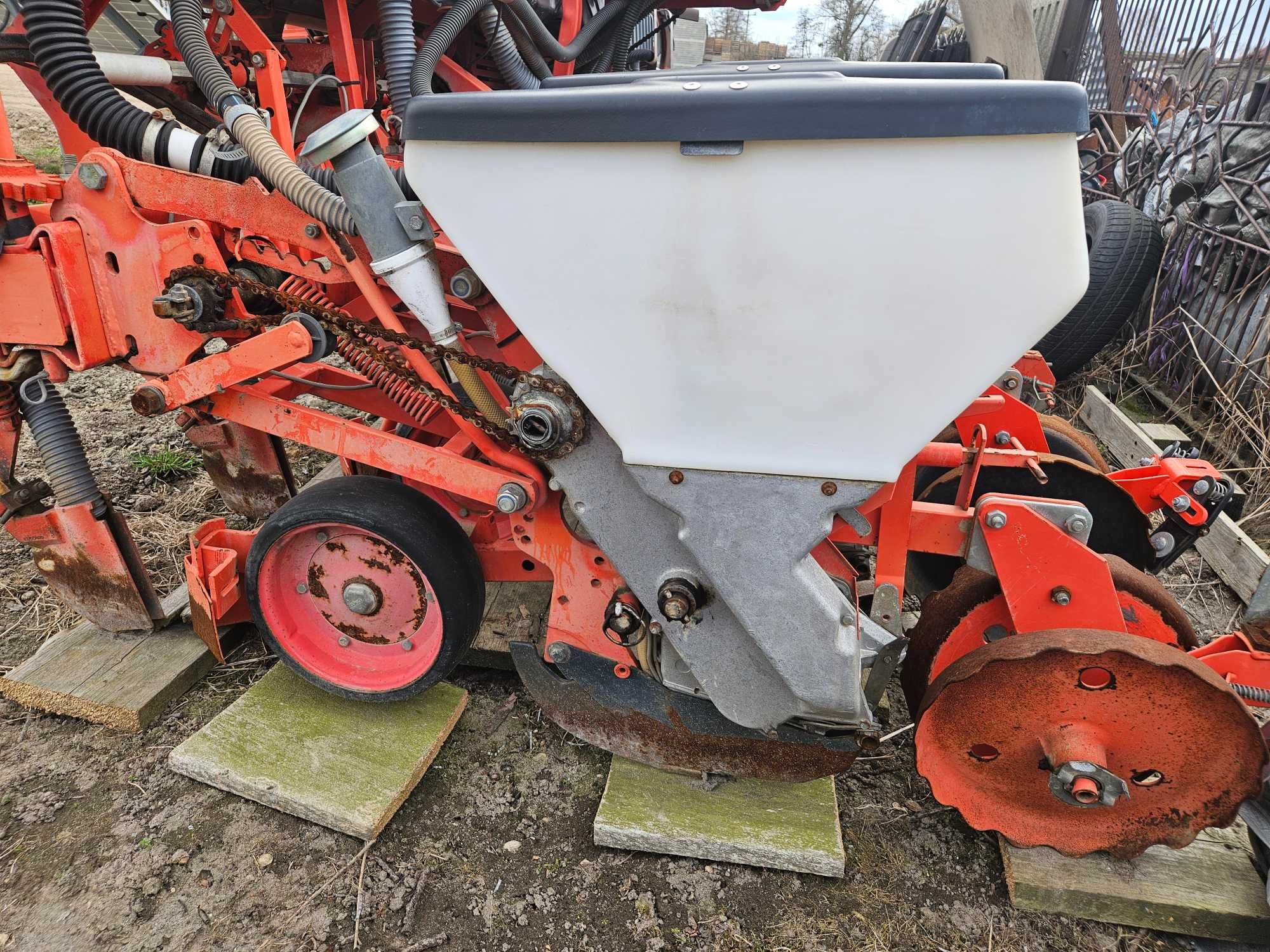 Siewnik do kukurydzy 6 rzędowy Kuhn Planter 2