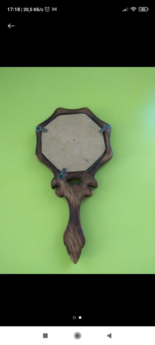 Зеркало в деревянном обрамлении