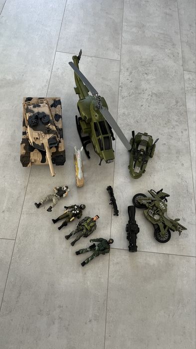 Zestaw zabawek militarnych żołnierzyki, czołg, helikopter