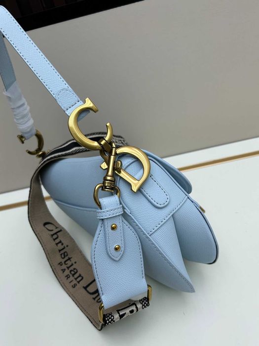 Dior torba na siodło niebieski saddle tekstura dłoni, torebka