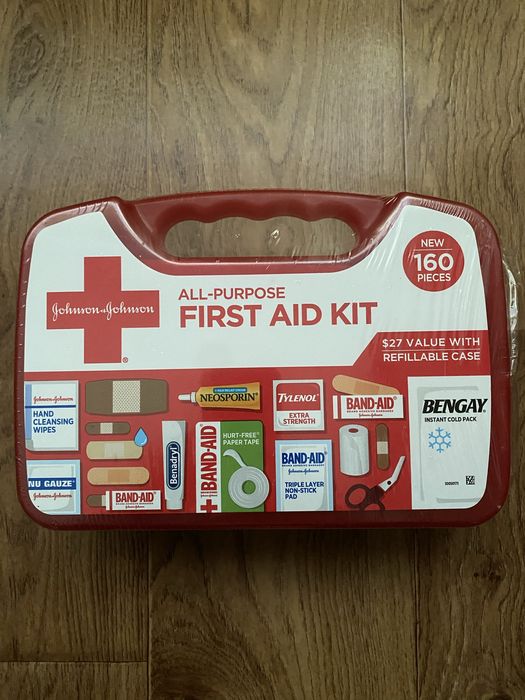 Універсальна аптечка Johnson & Johnson в авто та дому (160 предметів)