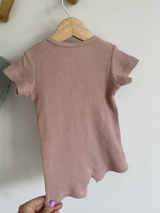 Pajac rampers kombinezon h&m 62 pudrowy róż struktura waflowa