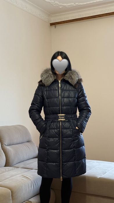 Продам теплий пуховик з пишним
коміром хутро єнота
