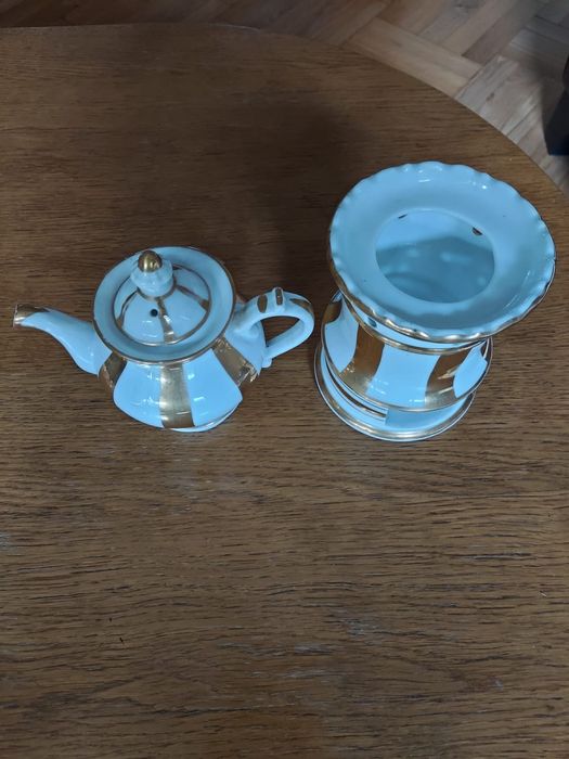 Porcelanowy czajnik do parzenia herbaty