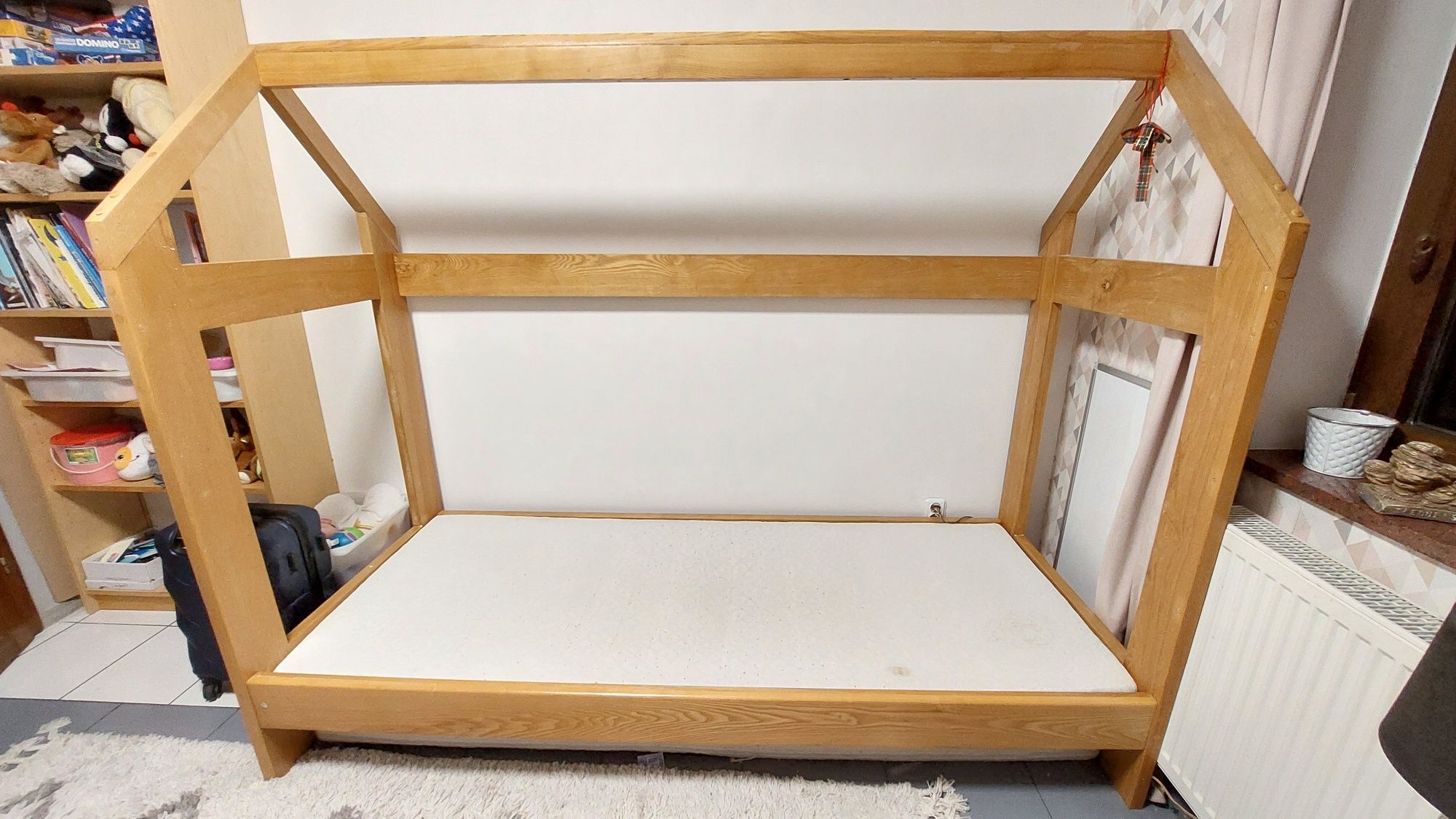 Łóżko domek solidne 200x90 z materacem