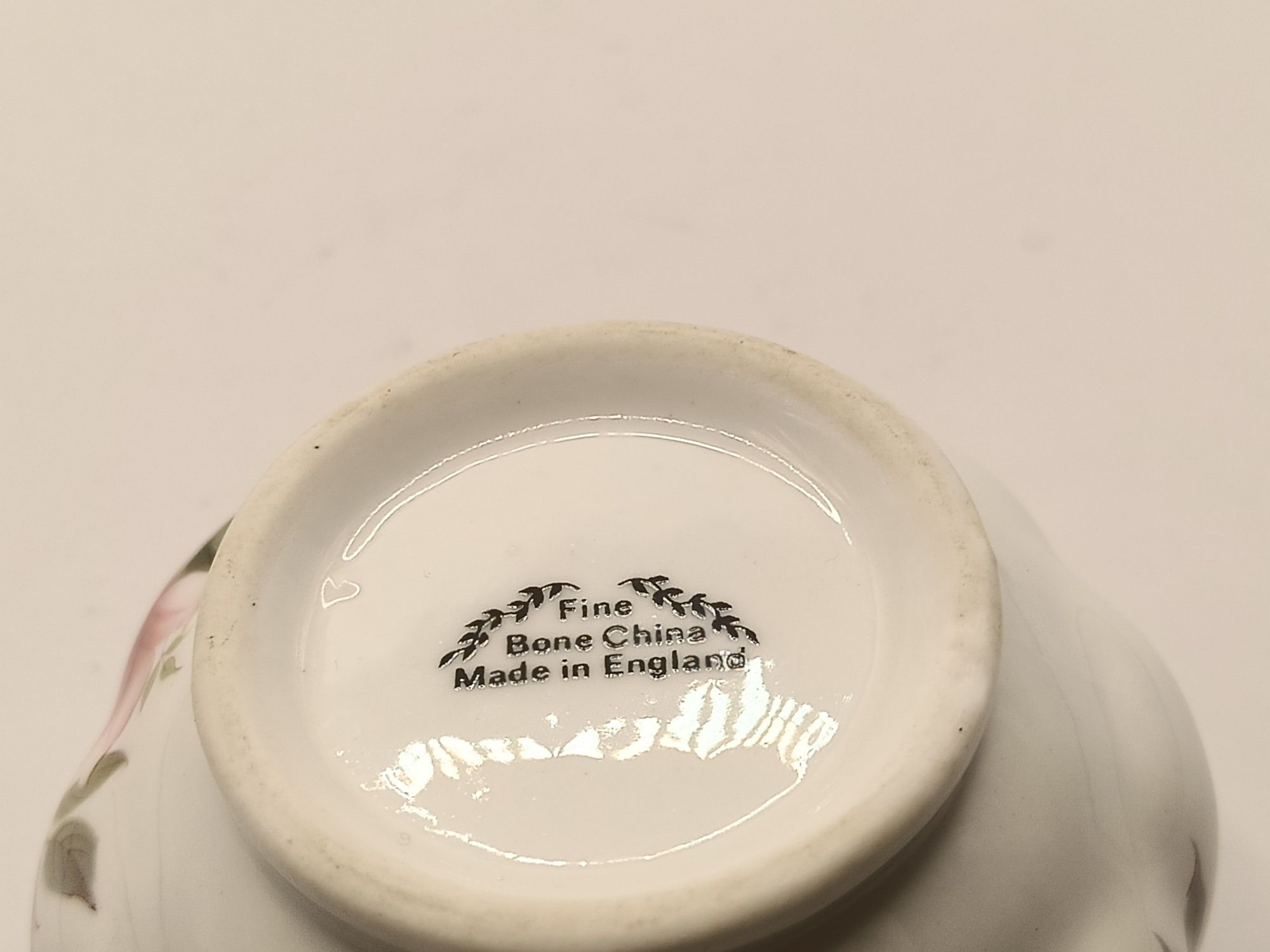 Małe subtelne  porcelanowe naczynie  białe