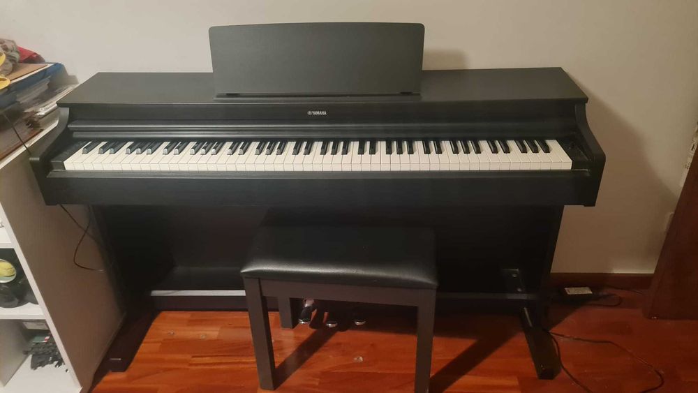Piano   yamaha Arius ydp-163 usado como novo