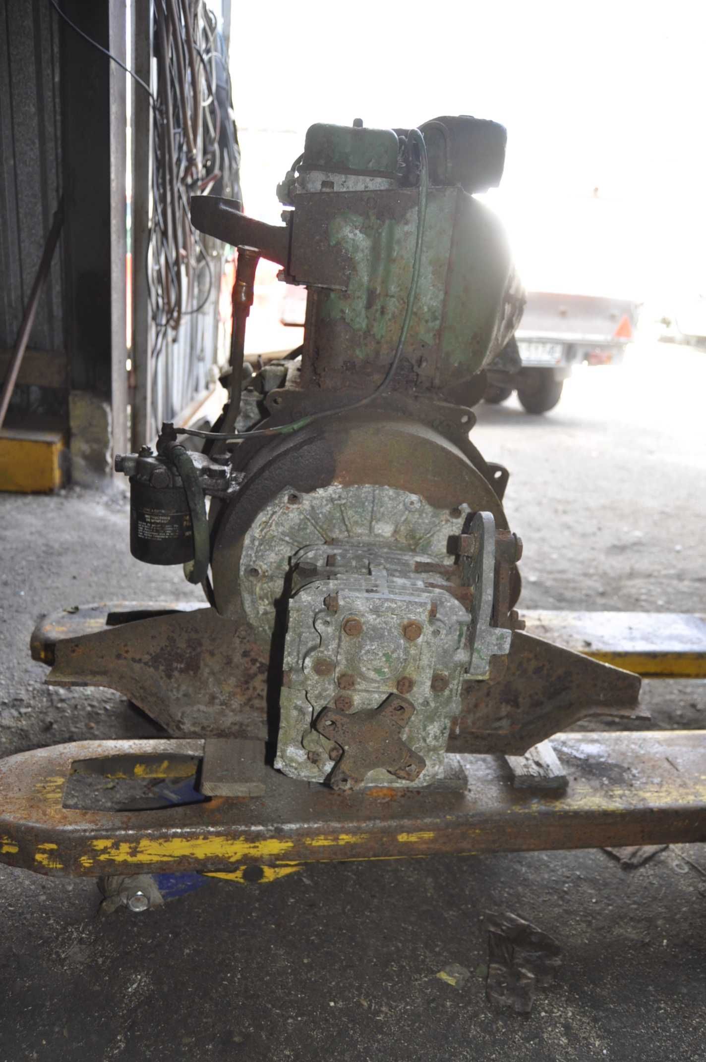 Stary silnik deutz 2 cylindry z przekładnią hBW 10-2R z łódki