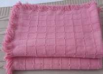 Colchas (2) em lã cor de rosa-Medidas 1,55 cm x 1,10 cm