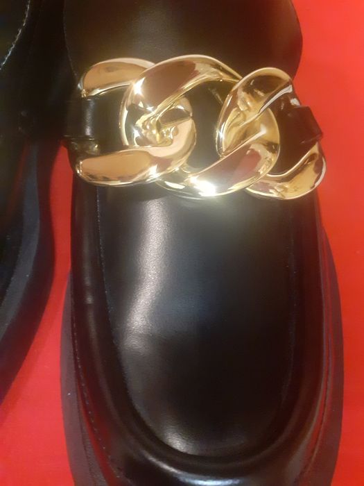 Buty  męskie z H M wsuwane z łańcucheml