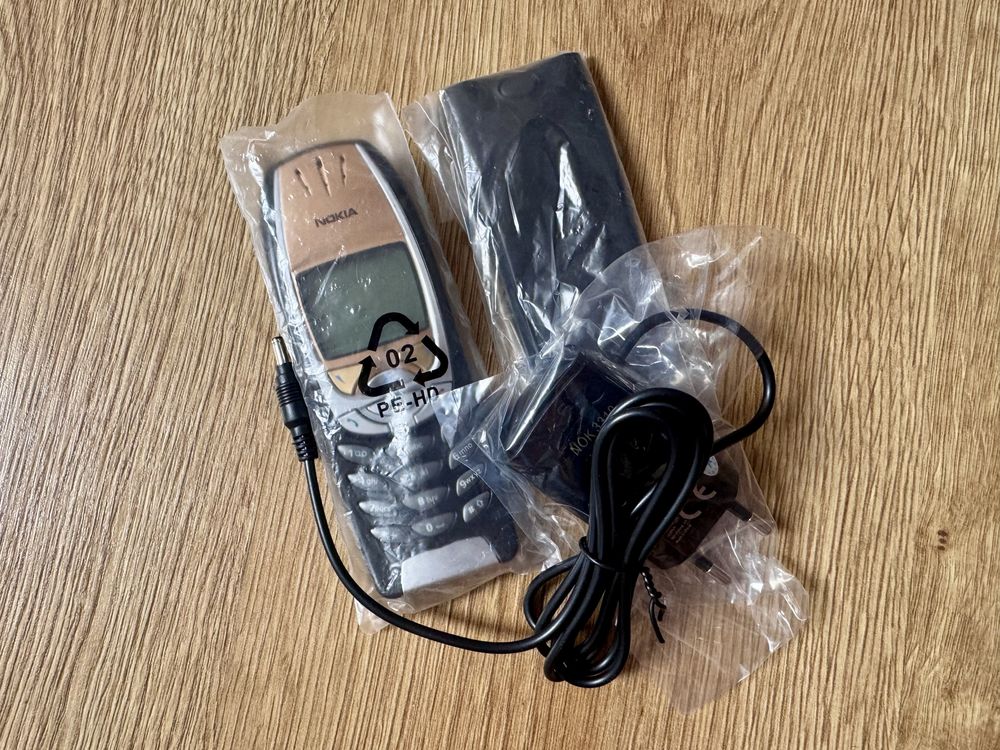 Przepiekna zlota Nokia 6310i- folia na LCD i nowa bateria!