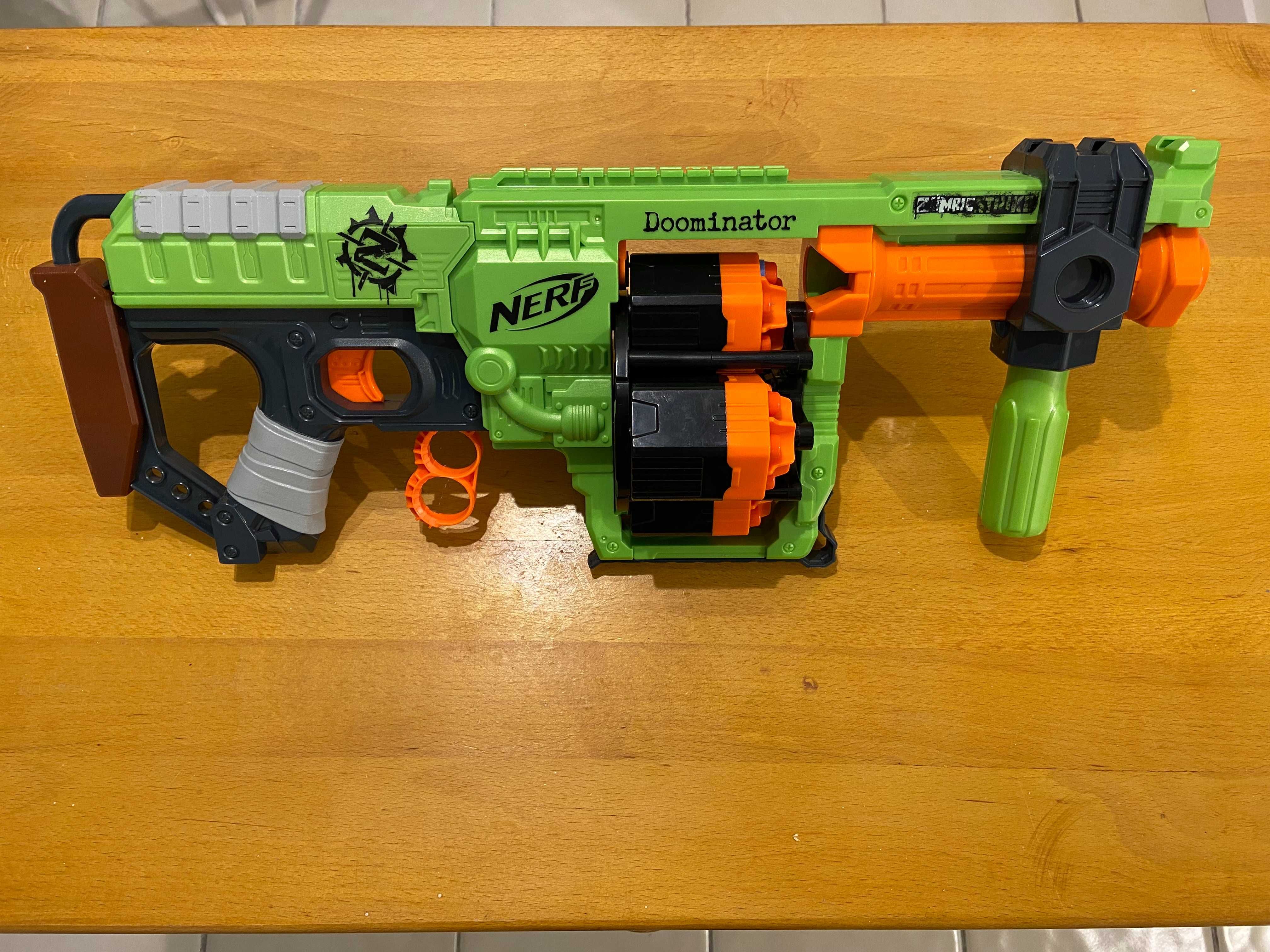 NERF Zombie Strike Doominator + 36 strzałek