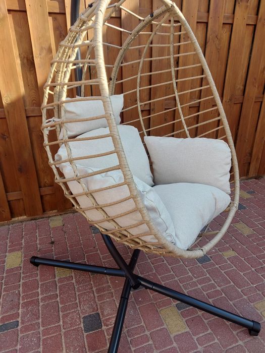 Fotel wiszący na stalowej podstawie z poduszką.