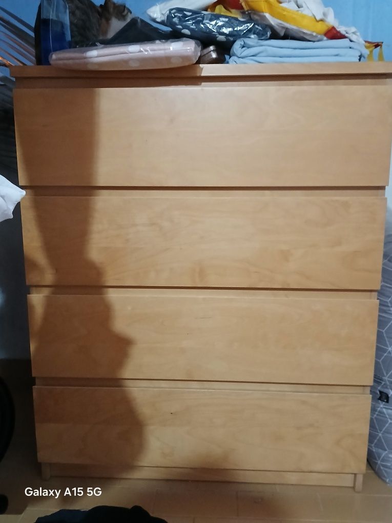 Cómoda com 4 gavetas