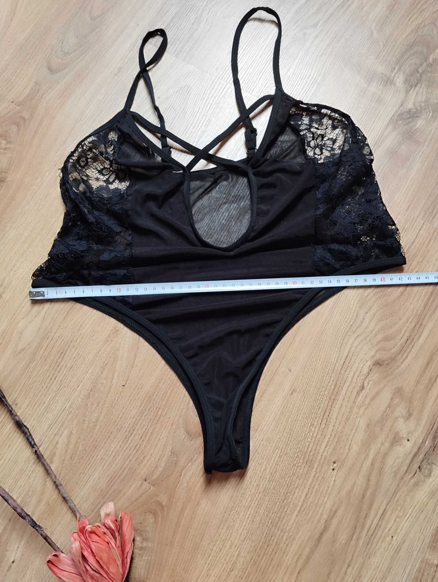 Czarne koronkowe body harness z głębokim dekoltem ażurowe transprarent