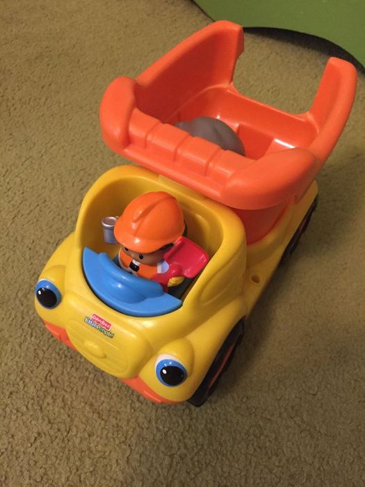 2 autka: wywrotka Fisher Price i wyścigówka z napędem Smyk