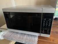 Kuchenka mikrofalowa SHARP YC-MG02E-S z grillem 20l