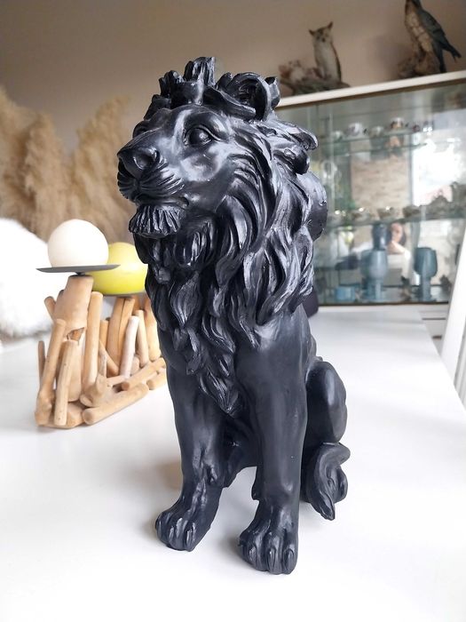 Estátua/estatueta de leão preto